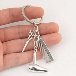 Keychains lanyards Nieuwe kapper Keychain Hair Salon Key Ring Dryer Scissors Comb Chain Hairdresser Geschenken voor vrouwen en mannen DIY -sieraden Q240403