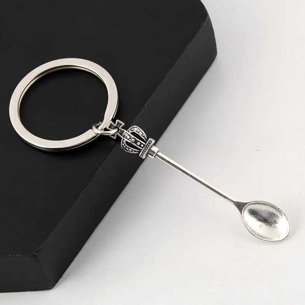 Keychains Lanyards New Knife Fork Spoon Crown Pendants Diy Men Keychain Keyring Kitchen Jewelry Souvenir por regalo Q240403