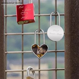 Sleutelhangers Lanyards Gepersonaliseerde Master Custom Po Lock Gegraveerde afbeelding Tekst Liefde Hangslot met sleutel voor minnaar Vrienden Verjaardag Valentijnsdag Cadeau 231025