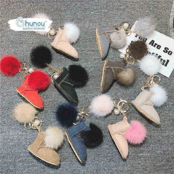 Porte-clés Bottes de neige en fourrure de vison de luxe Porte-clés en cuir givré Mini chaussures Porte-clés de voiture pour femme Sac Pendentif DIY Charms pour la fabrication de bijoux T220918