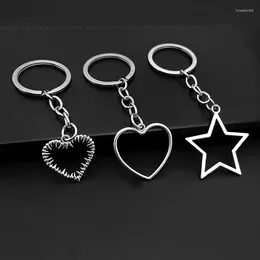 Porte-clés en métal étoile porte-clés coeur creux pour femmes punk épines porte-pendentif