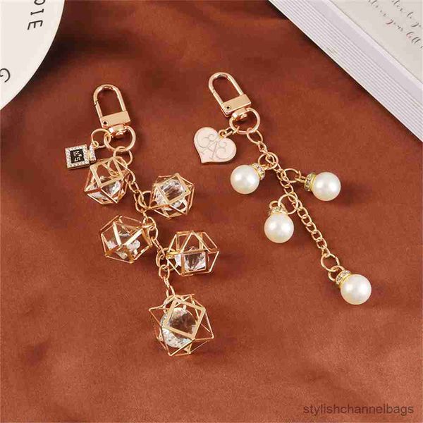 Porte-clés nouvelle perle rose pêche coeur alliage porte-clés pendentif pour femmes cadeau créatif diamant parfum métal sac décoration