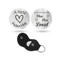 Porte-clés Pocket Hug Token Relation longue distance Souvenir en acier inoxydable Double face Cadeau inspirant avec porte-clés en cuir PU