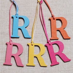 Keychains Rainbery Diy Alphabet A-Z r Echte lederen initiële hoofdstad Engelse brief Keychain Rugack Hanger Ladies Women Bag Charm Emel22