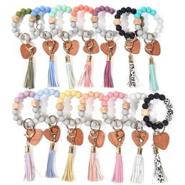 Keychaines Pulseras de madera de corazón de silicona Disco de color primario Keychain Leopdard Tassel Muñeco Key Ring AccessoryKeyCheyCasis