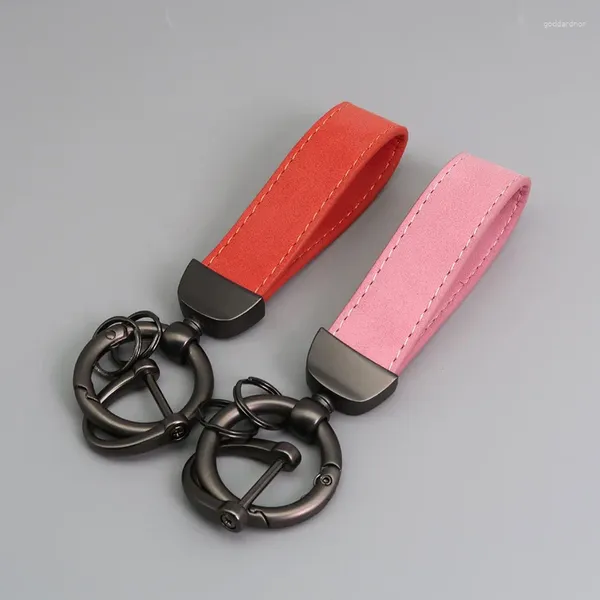 Porte-clés Type de beauté de voiture en daim Porte-clés anti-perte en relief confortable sensation délicate boucle en fer à cheval à double boucle livrée avec un tournevis