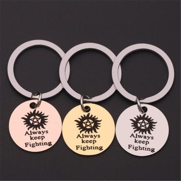 Porte-clés Wkoud Mode Custom Hommes Femmes KeyRing Supernatural Inspiré Alway Keep Fighting Porte-clés en acier inoxydable Couples Cadeau DIY Bijoux