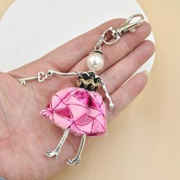 Keychains Ylwhjj de la marca Women Pearl Charm es una bolsa de vestimenta hecha a mano Doll Keychain Chain Cadena de llave Pendiente de moda Baby Fashion Jewel
