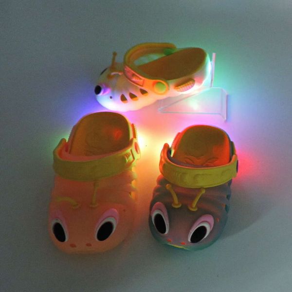 Marque Khd clignotant Caterpillar mâle Chaussures de trou de trous Cartoon chaussures respirantes, bébé sandales et pantoufles pour les petits enfants