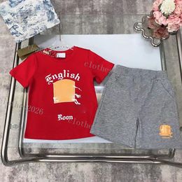 Ensembles de vêtements pour enfants Lettre Motif Garçons Filles Survêtement Été Haut à manches courtes T-shirts et ensembles de shorts Designer de luxe T-shirts hauts Shorts de boeuf 3 couleurs Combinaisons de sport pour enfants