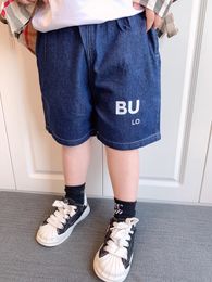 Enfant short en jean bébé designer pantalons de plage jeans enfant en bas âge maillot de bain été de luxe avec des lettres de poche