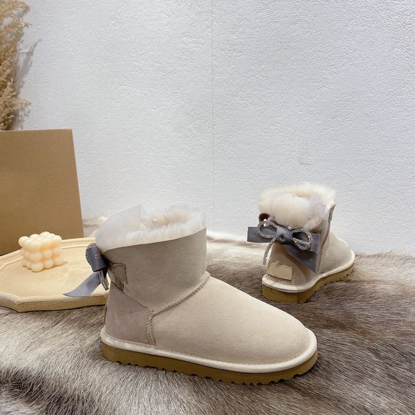 Enfant Parent-enfant Botte courte Designer en peau de mouton bottes de neige plate-forme de couleur crème chaussures légères et respirantes Haut en cuir mode Véritable chaussure femme avec taille de boîte 35-40