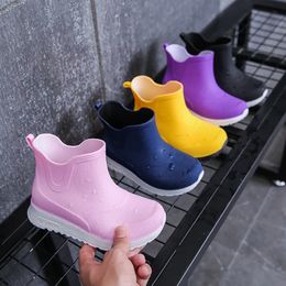 Regenlaarzen voor kinderen Antislip waterdichte waterlaarzen Jongens Meisjes Stevige instappers van rubber Veelzijdige outdoor-sneakers voor kinderen 231229