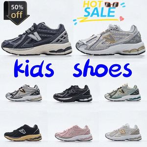 Kids 1906r Running Boys Girls Chaussures 1906s Sneakers Sea Salt Marblehead White Red Silver Metallic Blue Runner Downtown Trainers Enfants Taille 9C-3Y Z2K1 #