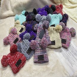 Kinderen Volwassenen Winter Mutsen Dubbele Pompon L Gebreide Hoeden Klassieke Label Skull Caps Designer Boonet Kleurrijke Haak Hoed Chunky Knit Cap Adhesive Label 2021