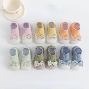 Kinderen Antislip schoenen BOW Eerste Walkers Toddler Baby Girl Rubber niet -slip vloer Socks Boy Indoor Infant 240425