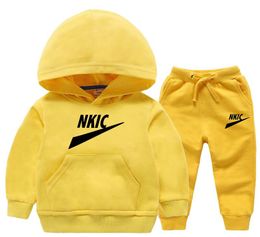 Kinderen babyjongens kleren set met lange mouwen merkdruk persoonlijkheidsronde ronde nek hoodies en massieve kleurelastische lange broek