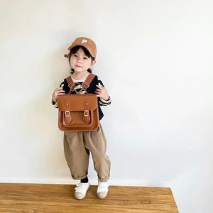 Sac à dos pour enfants à la mode coréenne Retro garçons et filles mignons sacs à école simples décontractés fournit les fournitures d'école 240424