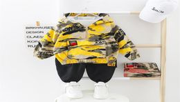 Kinderen Jongenskleding Camouflage Babypakje Met Capuchon Camo Top Broek Sport Kinderen Kinderen Uitloper Babycadeaus voor pasgeboren jongens Groen LJ2008314577714