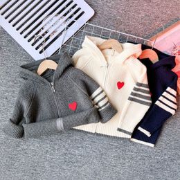 Kids Cardigans Heart Sweaters Kidkleding Babyontwerper Zuigelingen Pullover Hoodies voor jongens Girls gebreide lange mouw extra grote letter Letter Fashion