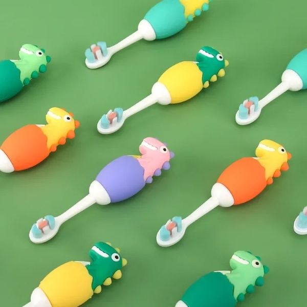 Brosse à dents de dessin animé les poils doux et anti-diapositive stand-up bas de dents et de dents amusantes nettoyage des soins buccaux adaptés