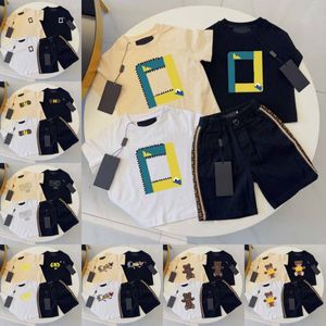 Ensembles de vêtements pour enfants T-shirts à manches courtes Shorts Designer T-shirts pour enfants en bas âge Pantalons F Lettre imprimée Garçons Filles T-shirts Pantalons T-shirts pour bébés Tops Noir Blanc