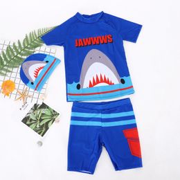 Kinderkleding Zwemmen Two-Pieces Boys Badpak Cartoon Cool Blue Beachwear Shark Top + Shorts With Hat 3 stks / set Badmode Outfits M3377