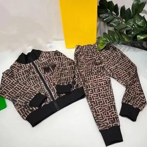 Manteau pour enfants Ensembles pour enfants Vêtements pour bébés Manches longues Garçons Filles Costume deux pièces Automne printemps Costumes pour tout-petits Sweat-shirt et pantalon de survêtement pour enfants Lettres classiques