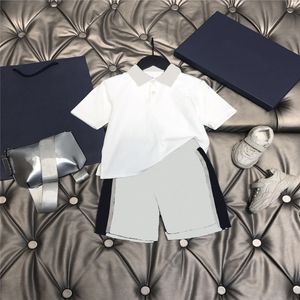 Conjuntos de ropa de diseñador para niños Verano coreano Gran calidad Bebés Niños Niñas Trajes Camisetas de manga corta y falda o pantalones cortos con estampado de letras completas 2 piezas Conjunto Ropa para niños