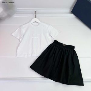 Designer vêtements de conception de piste de concepteurs filles de robe taille 100-150 cm 2pcs logo t-shirt rond imprimé et jupe plissée solide juin27