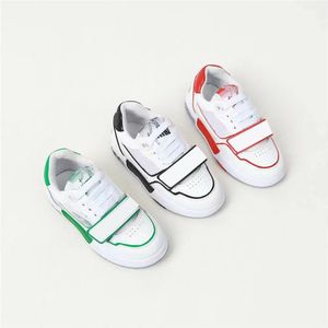 Zapatos de diseñador para niños Zapatillas de deporte para niños pequeños Letra de moda Impreso Alta calidad Transpirable Deporte al aire libre Correr Zapato para caminar Niños Niñas Zapatillas de deporte casuales antideslizantes