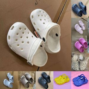 Enfants Flip Flop Pantoufles Designer Tout-petits Sandales croisées Trou Pantoufle Clog Garçons Filles Chaussures De Plage Nourrissons Bébé Casual Été Jeunes Enfants Diapositives Chaussures De Jardin Légères