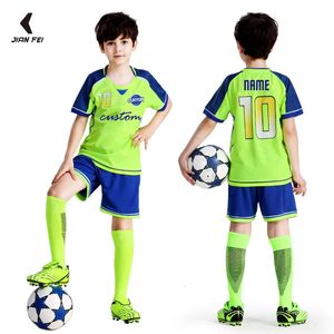 Kids Football Jersey Personaliseerde aangepaste jongensvoetbal Jersey Set polyester voetbaluniform Adembult voetbaluniform voor kinderen 240416