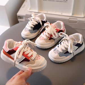 Kinderen voor meisjesjongen modekleur blokkeren kinderen sneakers pu lederen veter band baby peuter csual schoenen 230915