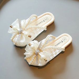 Kids Girls Princess Indoor Slipper Chaussures Enfants Enfants Perle Mesh papillon Bow Design Sandales avec semelle anti-glissement douce pour extérieur 240524