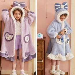 Bata con capucha para niños para niñas invierno princesa niña gruesa mantener caliente camisón largo Coral polar suave albornoz pijamas 240108