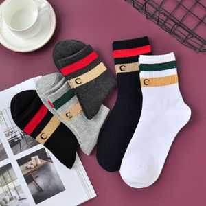 Chaussettes de loisirs pour enfants, filles et garçons, design de créateurs de haute qualité avec des motifs de lettres à la mode en 5 couleurs de bas de luxe.