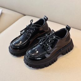 Chaussures en cuir pour enfants en cuir verni bout rond à lacets mode noir marron garçons filles chaussure plate plate-forme 26-36 chaussure enfant chic 240131