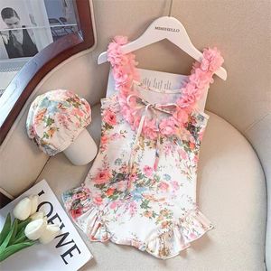 Kids One-Pieces Swimwear Girls Floral Gedrukte strandzwembad Sportbaden Pakken met zwemdop 2 stks Sets Kinderen Stereo Flowers Suspender Suspuits Z7896