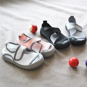 Kinderen buiten gekleurde ademende platte mesh sneakers jongens en meisjes uit het kader van het versleten grijs wit roze zwarte sandalen e8202 240509