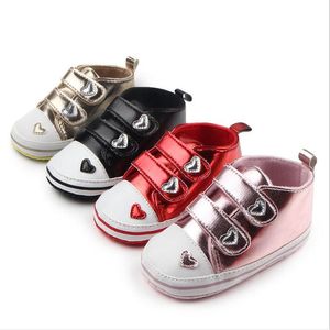 Enfants PU matériel mode enfant en bas âge chaussures à fond souple motif de coeur bébé fille chaussures de sport mignonnes 0-18M