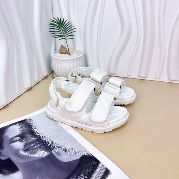 Sandalia de papá de cuero acolchado para niños Zapatilla con hebilla triangular Sandalias planas blancas y negras Zapatillas suaves de verano para niños Zapatos de cuero para bebés y niños Diapositivas para niños pequeños