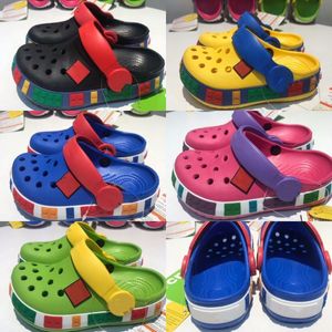 Sandalias para niños Diseñador Niños pequeños Agujero Zapatillas Zuecos Niños Niñas Zapatos de playa Casual Verano Juventud Niños Diapositivas Hebilla Croos Classic Home Garden Bla m9gE #