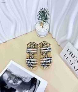 Sandales pour enfants Summer Baby Slippers Taille de prix 26-35, y compris Boîte à chaussures Plaid multi-couleurs Design Chaussures