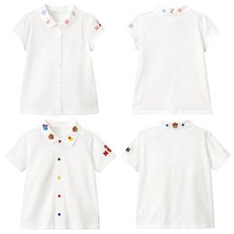 Kinderhemden 2023 Sommer Japanische Mädchen Cartoon Bär Kaninchen Stickerei Jungen Kurzarmhemd Overlay Top Weiße Bluse für Mädchen 230711