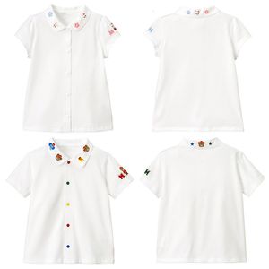 Kinderhemden 2023 Sommer Japanische Mädchen Cartoon Bär Kaninchen Stickerei Jungen Kurzarmhemd Overlay Top Weiße Bluse für Mädchen 230711