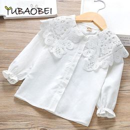 Kids shirts lente en herfstmeisjes wit shirt Koreaanse mode volledige bijpassende kinderen lange mouw t -shirt katoenen kanten top 230329