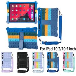 Funda blanda a prueba de golpes para niños para iPad 10.2 7.ª 8.ª 9.ª generación iPad Pro 10,5 pulgadas Air3 Fundas de silicona con burbujas de empuje Funda con soporte para tableta con correa para el hombro Soporte para lápiz óptico