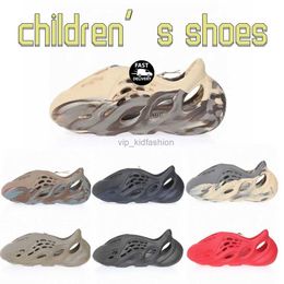 Chaussures pour enfants Slide coureuse tainers mousse slipper bébé garçons filles designeurs pantoufles noires chaussures jeunes baskets pour tout-petit enfants enfants gris gris 74se #