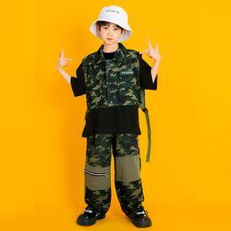 Enfants montrant des tenues de vêtements hip hop
